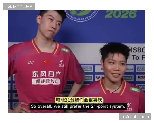 冯彦哲训练完直接瘫在场边啃蛋白棒，这自律程度真不是一般人扛得住的